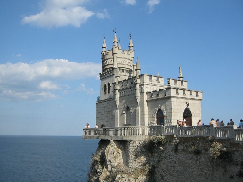 The_Swallow's_Nest_castle_on_the_Aurora_cliffs_of_cape_Ai-Todor_(2005-09-229).jpg