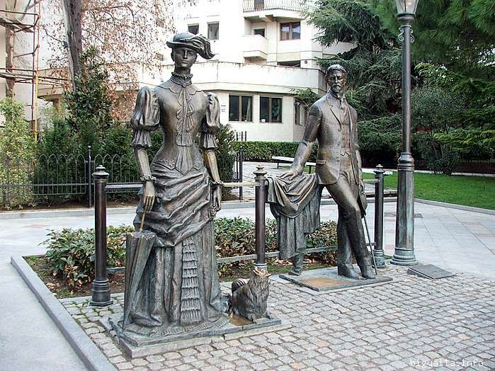 Памятник даме с собачкой и А. П. Чехову.jpg